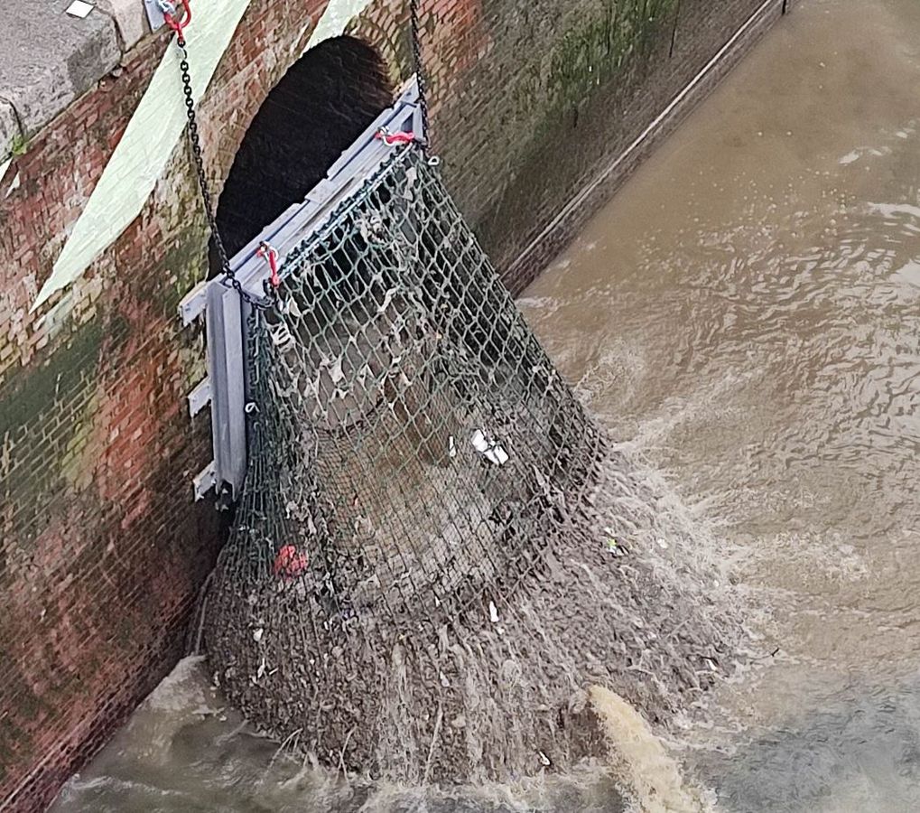 Lutter contre les macro-déchets dans les cours d'eau : quelle place pour les filets de rétention ?