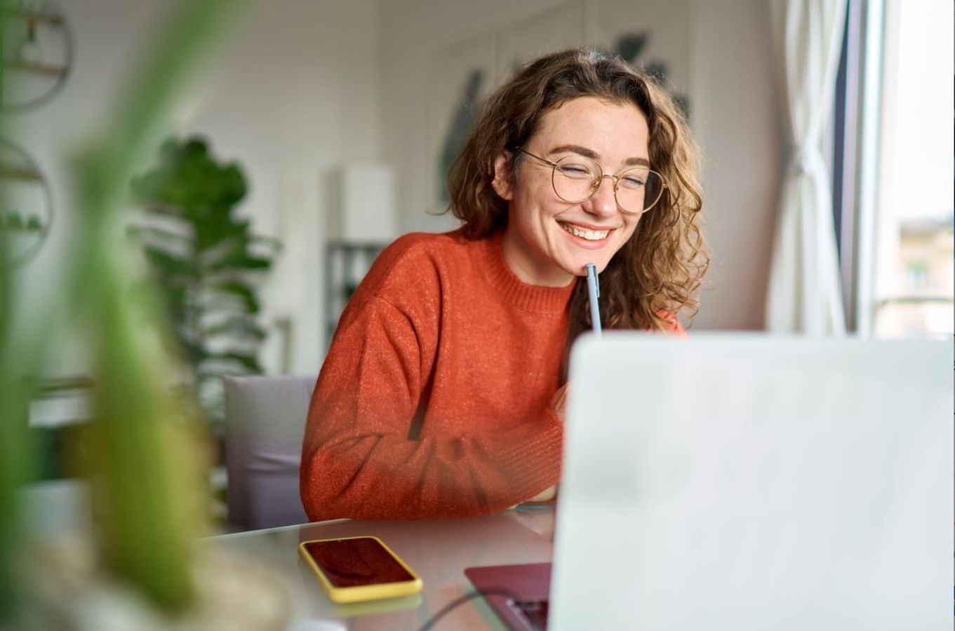 Conseils et astuces pour optimiser l’ergonomie de son poste de travail au bureau et à la maison