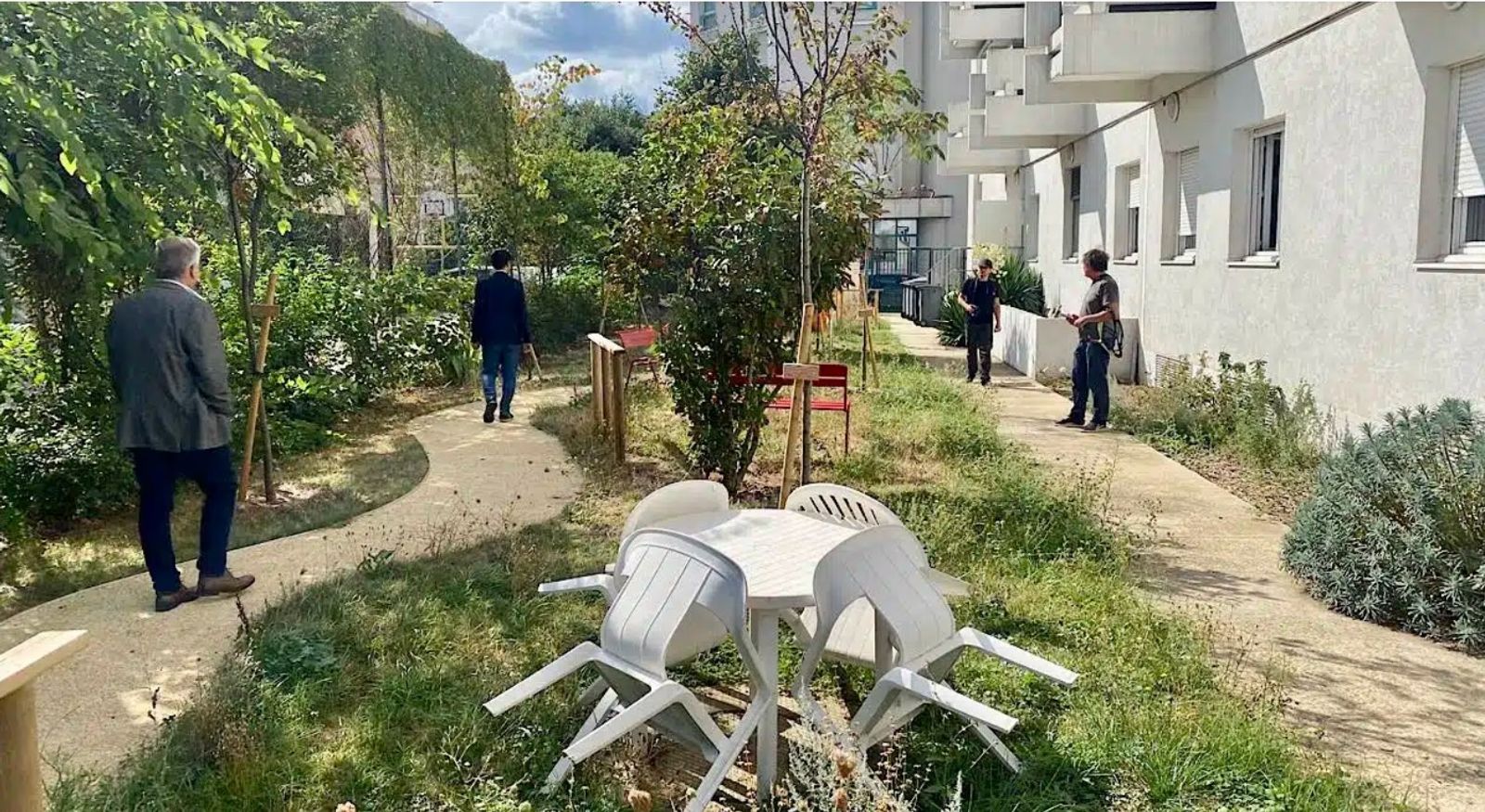 Motiver et accompagner la végétalisation des habitats collectifs : retour d'expérience du Grand Lyon