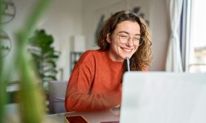 Conseils et astuces pour optimiser l’ergonomie de son poste de travail au bureau et à la maison